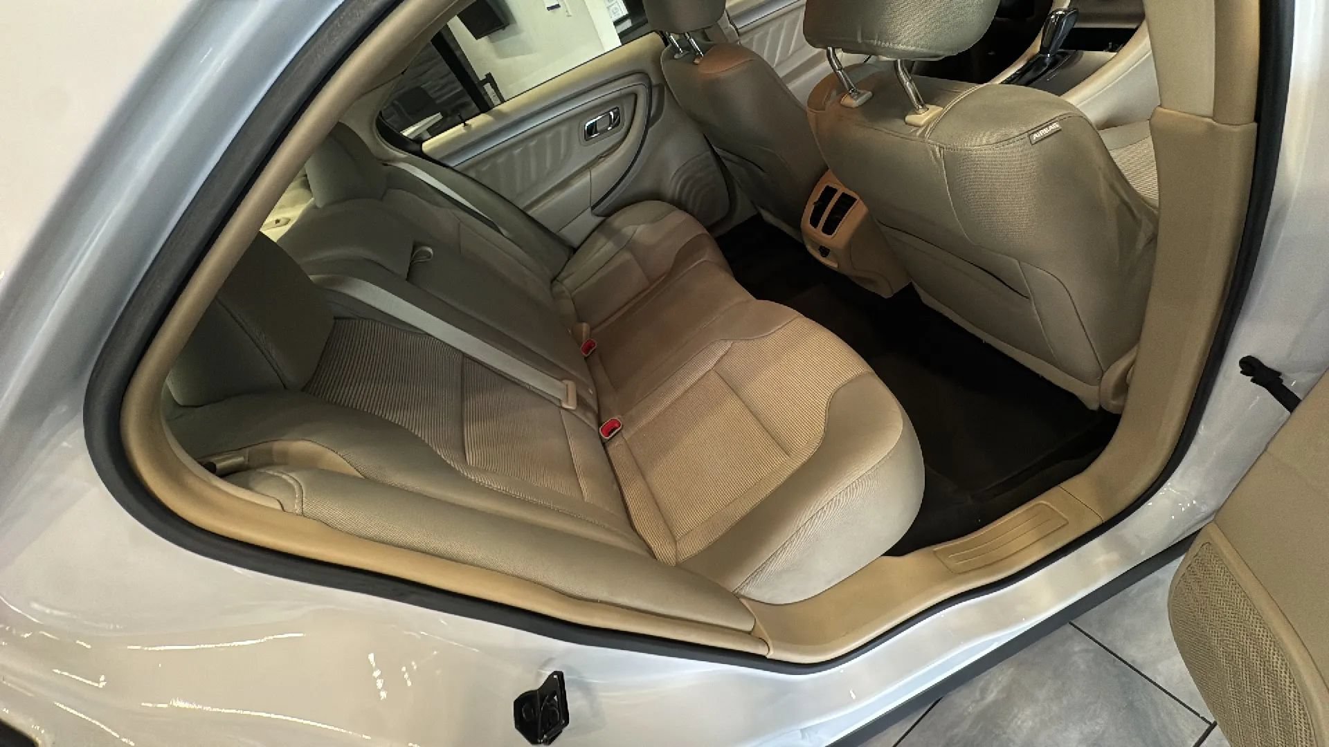Used 2016 Ford Taurus SEL FWD image 23