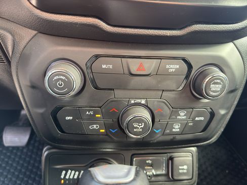 Used 2018 Jeep Renegade Trailhawk w/ Cold Weather Group II AWD/4WD image 32