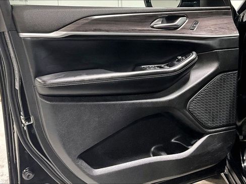 Used 2023 Jeep Grand Cherokee Limited w/ Black Appearance Package image 20