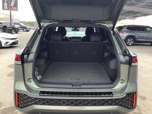 New 2026 Volkswagen Tiguan SE R-Line FWD image 10