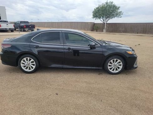 Used 2021 Toyota Camry LE FWD image 5