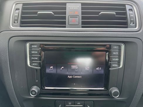 Used 2017 Volkswagen Jetta SE image 21