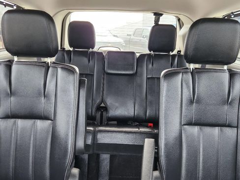 Used 2015 Chrysler Town & Country Touring w/ Driver Convenience Group image 23
