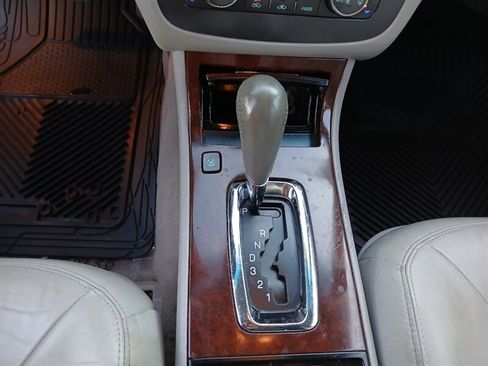 Used 2010 Buick Lucerne CXL image 19