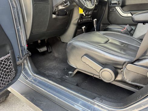 Used 2018 Jeep Wrangler Unlimited Rubicon w/ Cold Weather Group AWD/4WD image 19