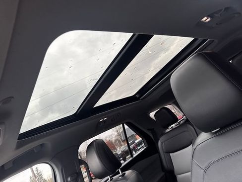 Used 2022 Ford Explorer XLT w/ Equipment Group 202A image 5