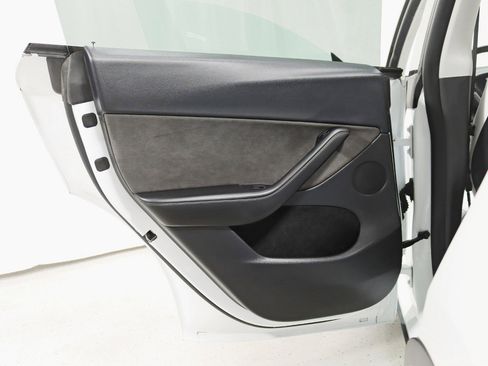 Used 2022 Tesla Model Y Performance image 36