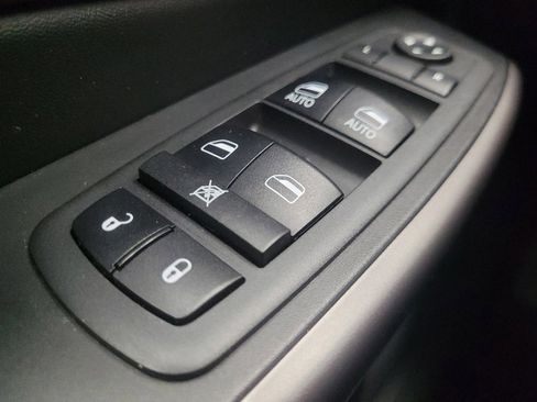 Used 2019 Jeep Cherokee Latitude Plus w/ Cold Weather Group AWD/4WD image 27