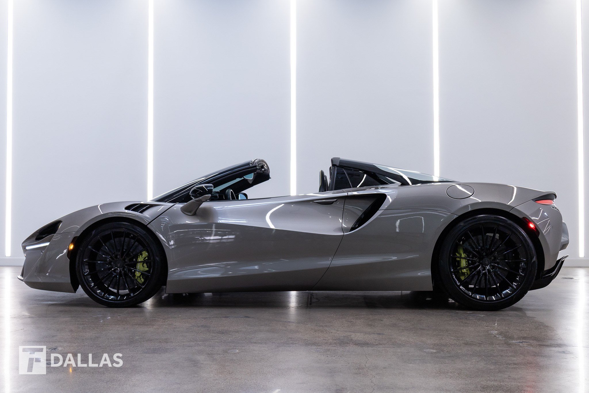 Used 2025 McLaren Artura Spider RWD image 1