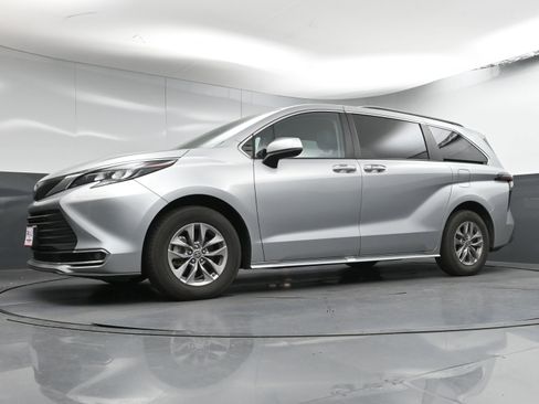 Certified 2024 Toyota Sienna XLE image 23