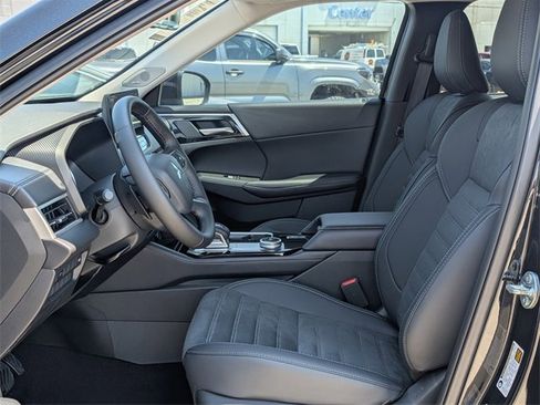 New 2025 Mitsubishi Outlander SE image 12