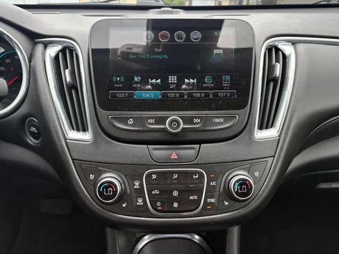 Used 2018 Chevrolet Malibu Premier w/ Premier Sun and Wheel Package FWD image 12