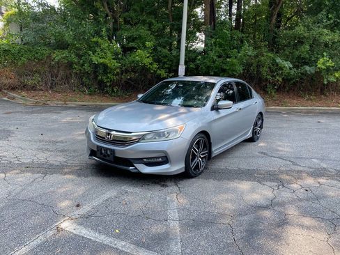 Used 2017 Honda Accord Sport image 2