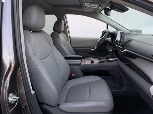 Used 2024 Toyota Sienna XLE image 29