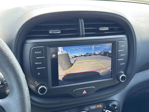 Used 2025 Kia Soul LX w/ LX Technology Package FWD image 18