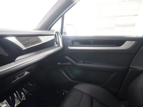 Used 2025 Porsche Cayenne image 14