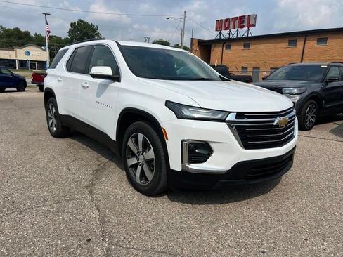 Used 2023 Chevrolet Traverse LT w/ LT Premium Package AWD/4WD image 3