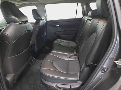 Used 2022 Toyota Highlander XLE image 12