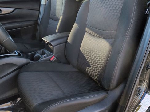 Used 2019 Nissan Rogue SV image 17