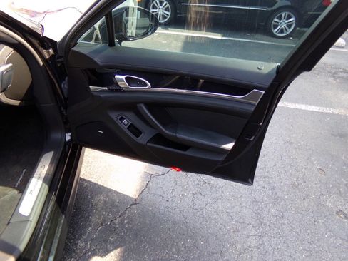 Used 2014 Porsche Panamera S image 33