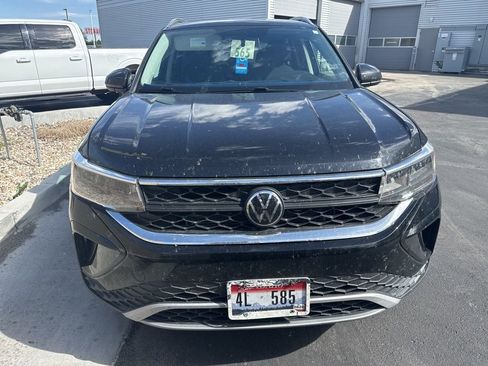 Used 2022 Volkswagen Taos SE FWD image 2