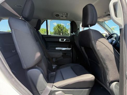Used 2023 Ford Explorer XLT AWD/4WD image 8