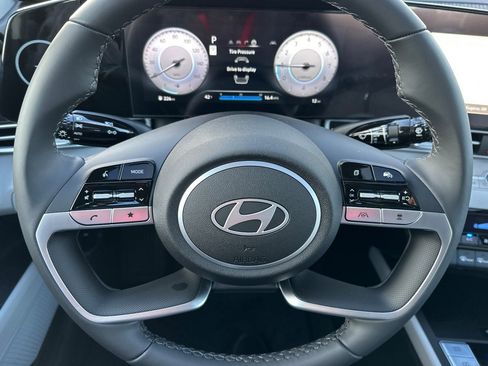 Used 2025 Hyundai Elantra Limited image 22