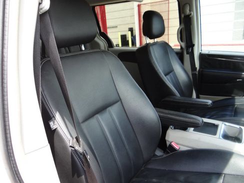 Used 2014 Chrysler Town & Country Touring image 19