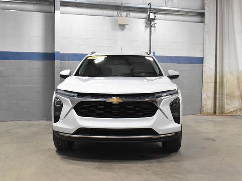 Used 2025 Chevrolet Trax LT FWD image 28
