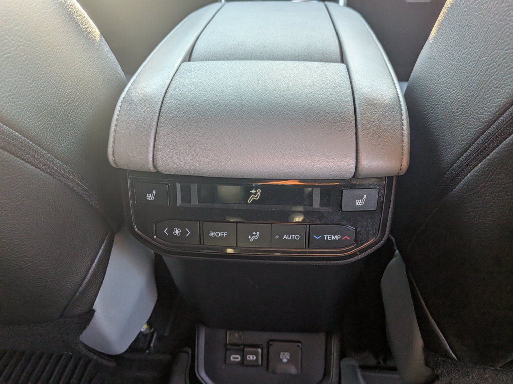 Used 2024 Toyota Highlander Platinum FWD image 28