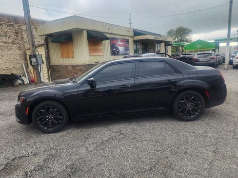 Used 2019 Chrysler 300 S AWD/4WD image 4