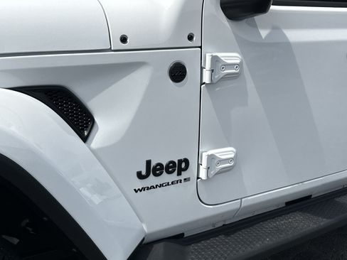 Used 2026 Jeep Wrangler Unlimited Sahara AWD/4WD image 14