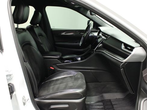 Used 2022 Jeep Grand Cherokee L Laredo image 14