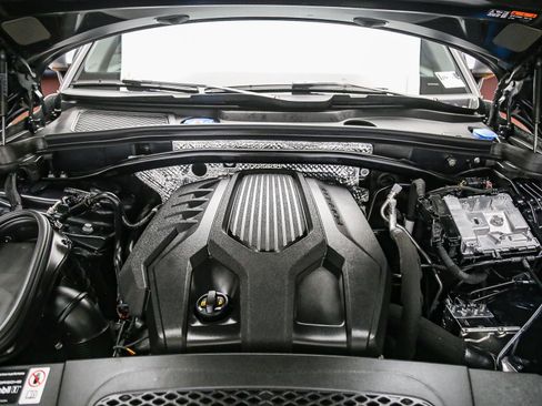 Certified 2025 Porsche Macan AWD/4WD image 32