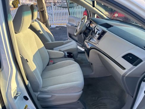 Used 2014 Toyota Sienna LE image 10