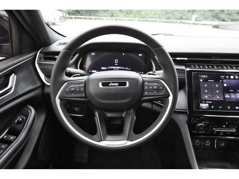 Used 2023 Jeep Grand Cherokee L Laredo AWD/4WD image 12