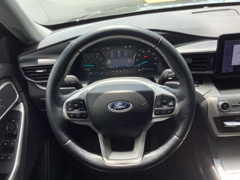 Used 2023 Ford Explorer XLT w/ Equipment Group 202A AWD/4WD image 9