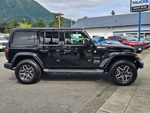 Used 2024 Jeep Wrangler Unlimited Sahara AWD/4WD image 4