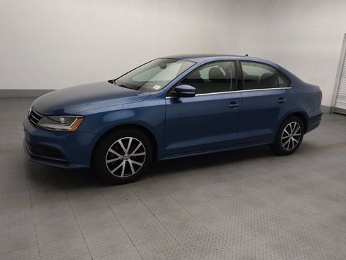 Used 2017 Volkswagen Jetta SE FWD image 2