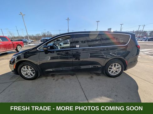 Used 2024 Chrysler Pacifica Touring-L image 7