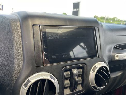 Used 2013 Jeep Wrangler Unlimited Rubicon w/ Connectivity Group AWD/4WD image 10