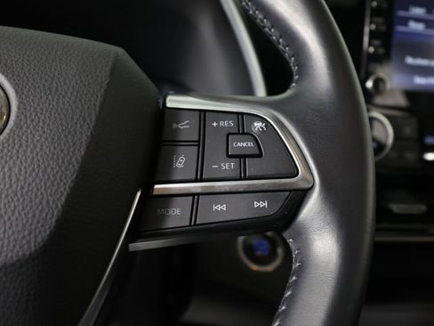 Used 2021 Toyota Highlander XLE AWD/4WD image 34