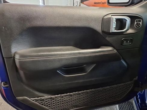 Used 2019 Jeep Wrangler Unlimited Sahara w/ Uconnect 4C Nav & Sound Group image 17