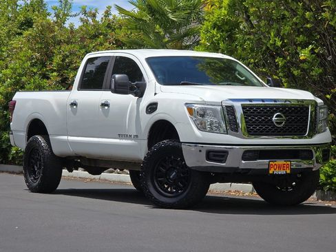 Used 2018 Nissan Titan SV w/ SV Convenience Package AWD/4WD image 2