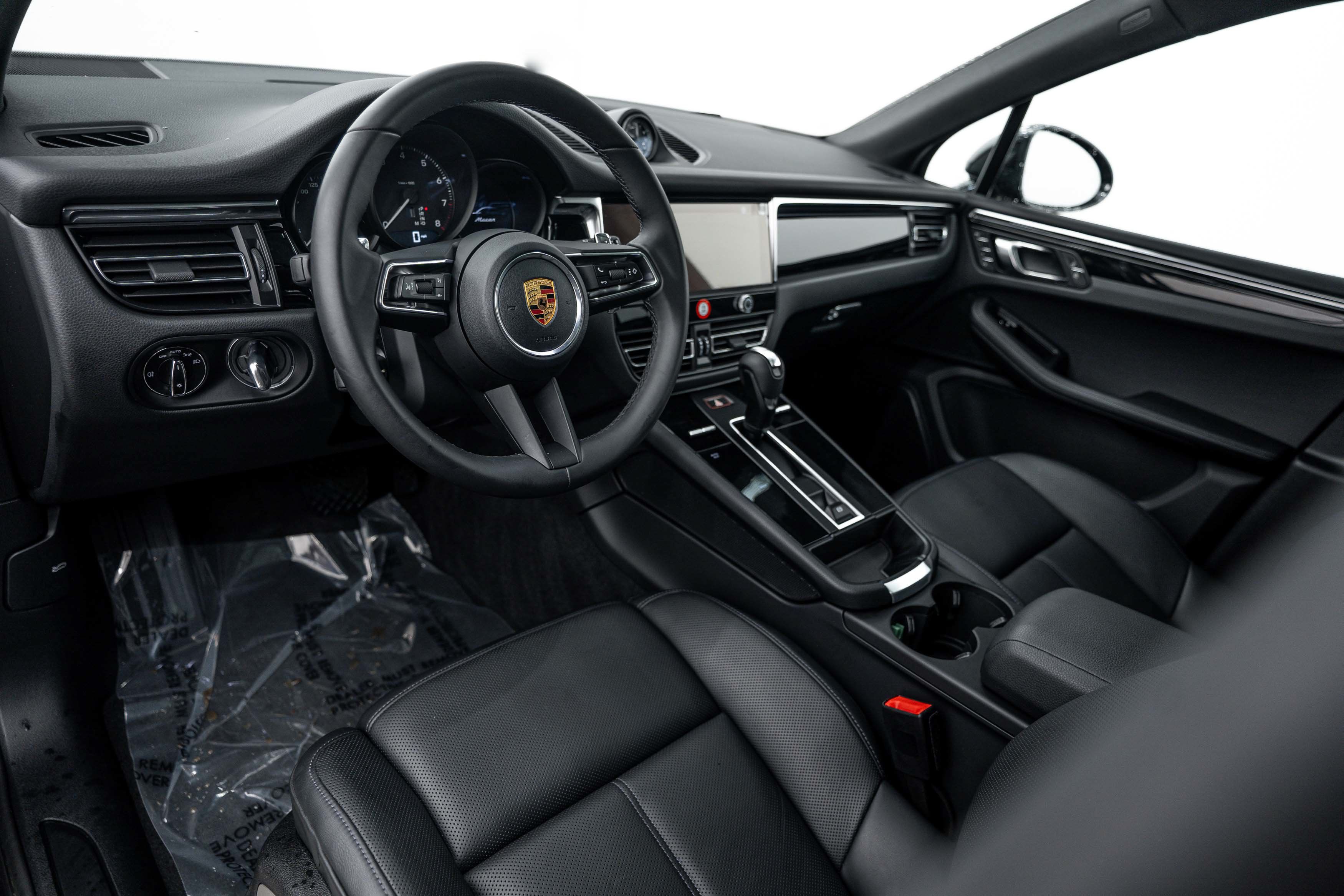 Certified 2026 Porsche Macan AWD/4WD image 4