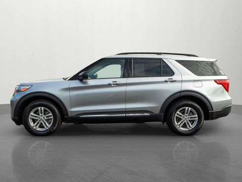 Used 2024 Ford Explorer XLT w/ Equipment Group 202A AWD/4WD image 4