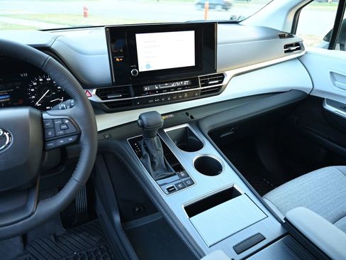 Used 2025 Toyota Sienna LE image 35