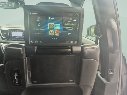Used 2020 Chrysler Pacifica Limited w/ Advanced Safetytec Group FWD image 36