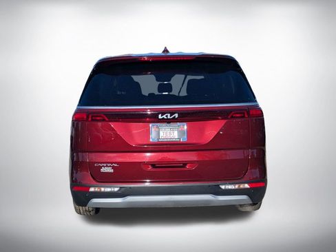 Used 2024 Kia Carnival LX image 4