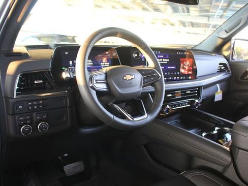 Used 2025 Chevrolet Suburban Premier image 8